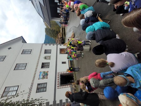 Prireditev DEKD pri Juvanovi hiši